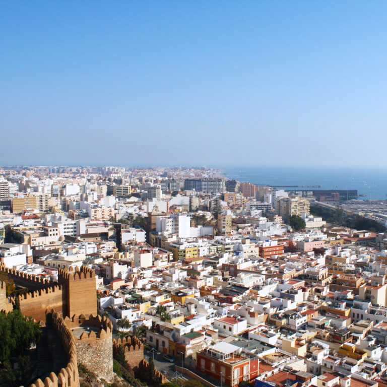 La Junta de Andalucía impulsa la renovación energética de 127 viviendas en Almería gracias a los fondos europeos