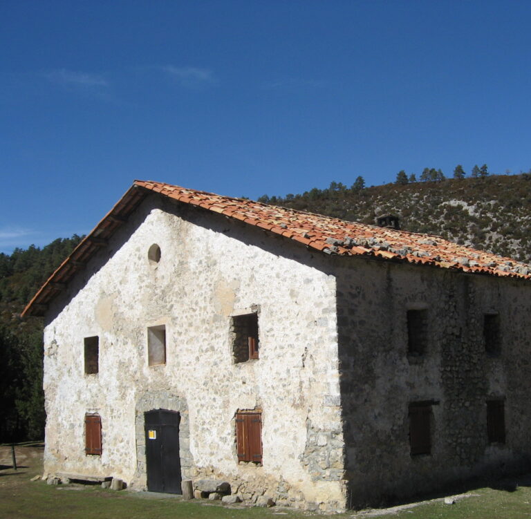El refugio de Cuberes se aísla con paja para ganar eficiencia energética