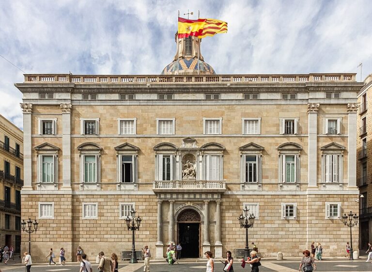 Cataluña impulsa la rehabilitación de edificios antiguos con una nueva ley que prioriza la seguridad, la accesibilidad y la eficiencia energética