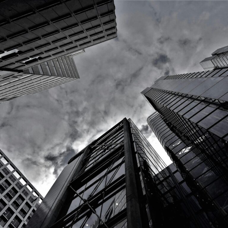 Un nuevo recubrimiento radiativo mejora el enfriamiento de edificios y refuerza la seguridad frente a incendios